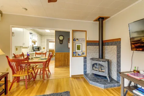 Walk to Twilight Sites! Forks Home w/ Hot Tub - Wifi