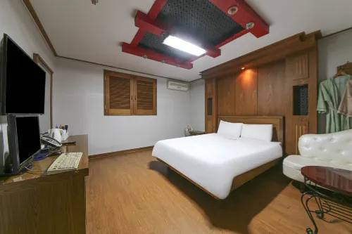 Namwon Hyatt