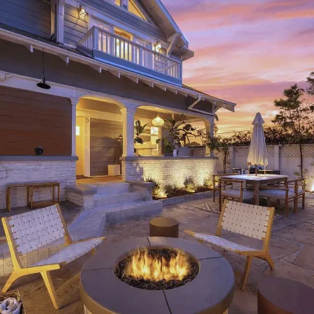 Venice Veranda by Avantstay 1 Block to Venice Beach + Rare Walk Street + Firepit + Outdoor Dining