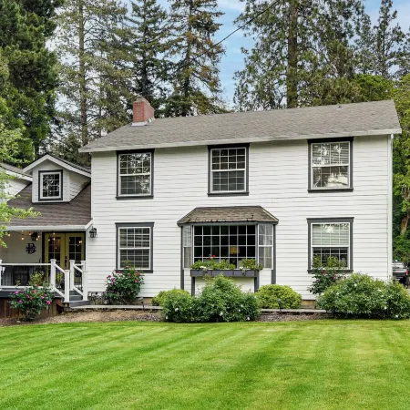 Close to Intel/nike: Large Family Home w/ Hot Tub