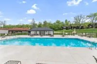Modern Lake Geneva Condo With Pool and Patio - 4-stjärniga