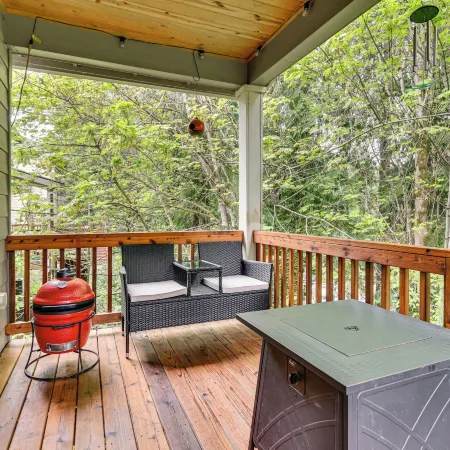 Walk to Park & Creekside Trails! Modern Sandy Home