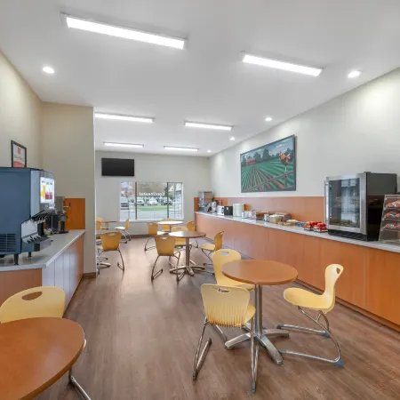 Econo Lodge Inn & Suites