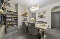 Contractor-friendly 2-bedroom house with free parking - Bungalows