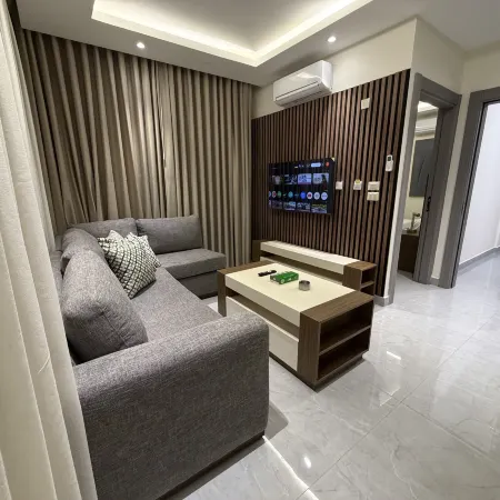 004 JRE apartment with stunning boulevard veiw