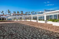 Dog-Friendly Suite with Kitchenette, Heated Outdoor Pool, Hot Tub, Private Patio - 2 tähden