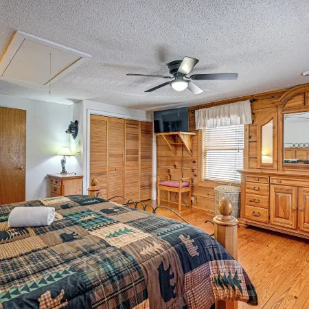 Bryson City Cabin w/ Hot Tub, Views & Pool Table!