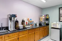 Super 8 by Wyndham Bourbonnais/Kankakee Area - breakfast