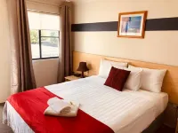 Red Cedar Motel - parking
