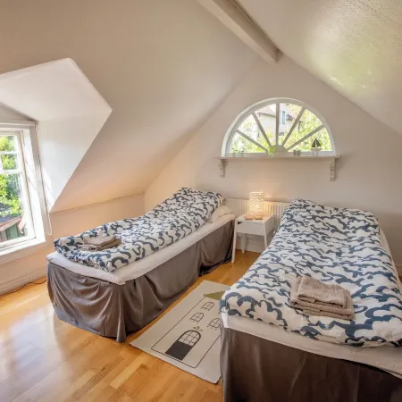2 Bed House Sleeps 4 with Garden & Free Parking