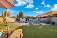 The Glow-up House Pool Spa Glam Room - Boutique