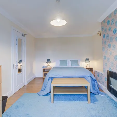 Free parking 7 beds Contractor & Large groups
