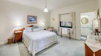 Birchwood, Devonport Self-Contained Self Catering Accommodation - bar