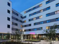 Moxy Hamburg Altona Hotels near Kampfkatzen