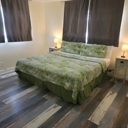 Upper Deck Hotel and Bar - Adults Only