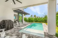Modern Naples Beach Home Pool Hot Tub 2 Master Suites - Swimmingpools