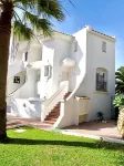 Spacious Apartment w/ Garden Views & Pool Access - 4-نجوم