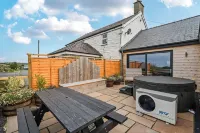 Hen Penmynydd - Hot Tub