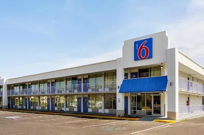 Econo Lodge Hotels near rue21