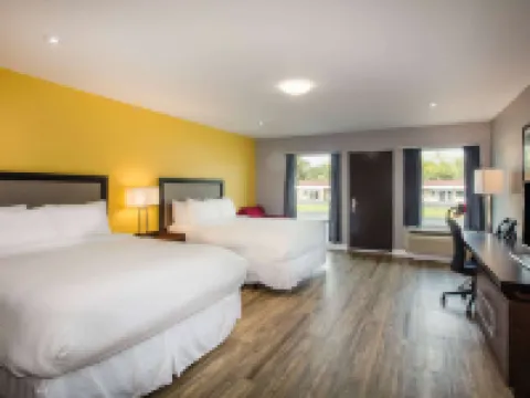 Ramada by Wyndham Jacksons Point Hotels in Georgina