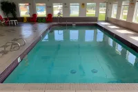 Super 8 by Wyndham Hinton - Pools