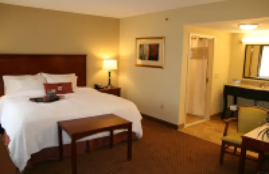 Hampton Inn & Suites Warren