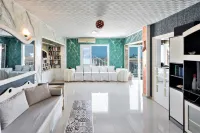 One Private Studio with Stunning Full Sea View, Shared Pool and AC  호텔