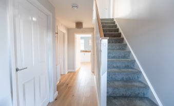 4 Bedroom Detached House 5Mins Walk to Shopping Village - Housity