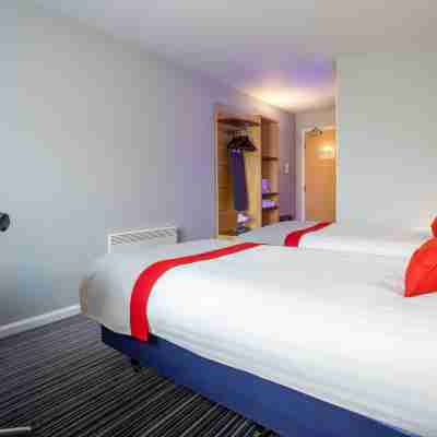 Holiday Inn Express Dunfermline Rooms