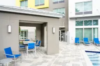 Holiday Inn Express & Suites DORAL - MIAMI by IHG - Pools