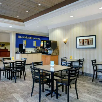 Days Inn & Suites by Wyndham Collingwood