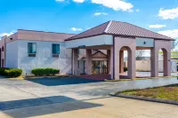 Econo Lodge & Suites Clarksville فنادق في Clarksville