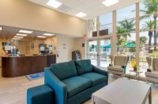 Downtown Hollywood Gardens Inn & Suites