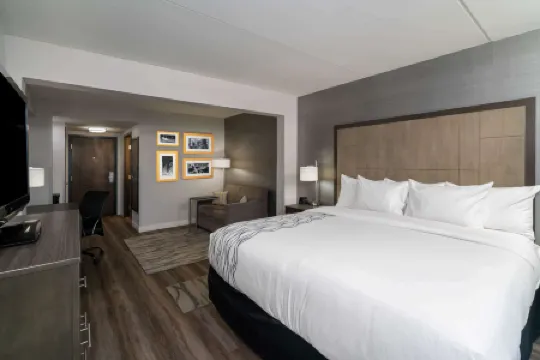 La Quinta Inn & Suites by Wyndham Raleigh Downtown North