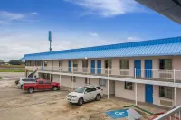 Motel 6 Winnie, TX - parking