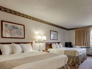 Econo Lodge Inn & Suites