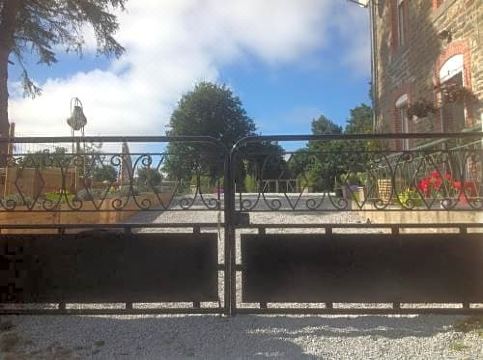 Gouarec Bed & Breakfast - Housity