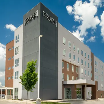 Staybridge Suites LOUISVILLE - EXPO CENTER by IHG Отели рядом с достопримечательностью «Сикс Флэгз Кентакки Кингдом»