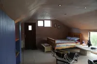 The Village Studio Apartments Hotel a 