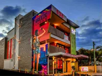 Breeze Lodge Hotels near Anzac Square