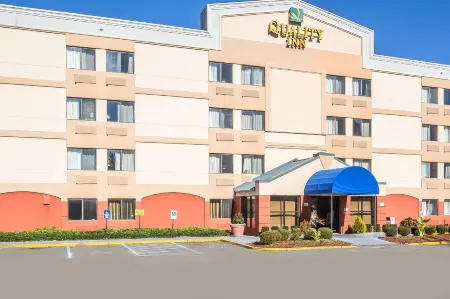 Quality Inn Spring Valley - Nanuet Отели рядом с достопримечательностью «Ветеранс Парк энд Плейграунд»