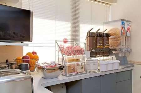 Super 8 by Wyndham Long Island City LGA Hotel Отели рядом с достопримечательностью «Музеум оф Мовинг Имедж»