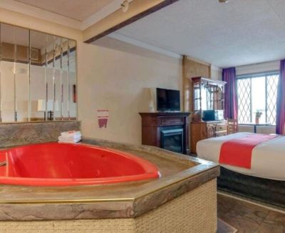 One-Bedroom Suite with Jacuzzi