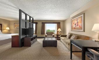 DoubleTree by Hilton Hotel Wichita Airport - Housity