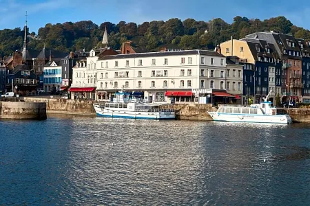 Best Western le Cheval Blanc Отели рядом с достопримечательностью «Musée d'Ethnographie et d'Art Populaire Normand»