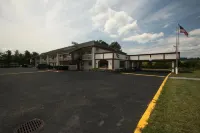 Days Inn by Wyndham Queensbury/Lake George - parking