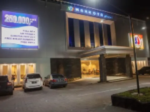 Mahkota Hotel Hotels in Genteng