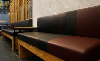 1. I Hotel ..