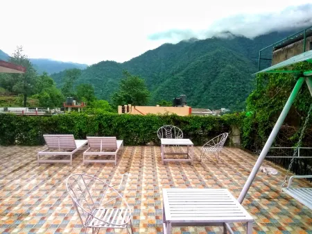 Swiss Cottage and Spa by Salvus Отели рядом с достопримечательностью «Triveni Ghat»