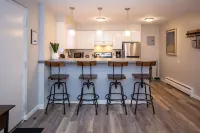 Hip & Urban Condo Near the Heart of Old Town Hotels in 